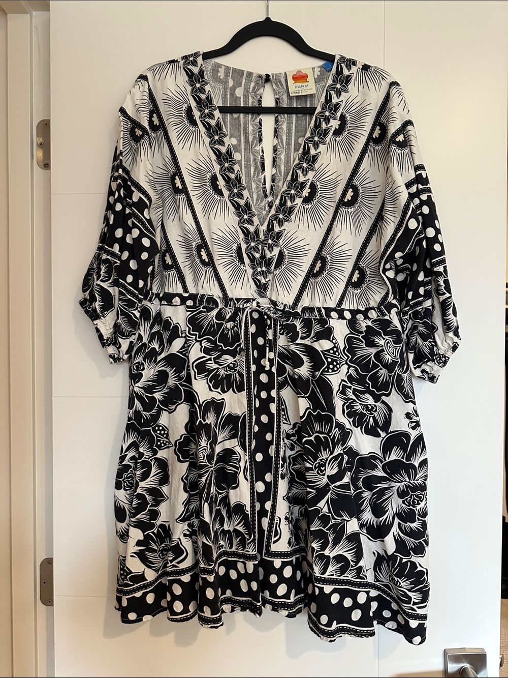 FARM Rio Black and White Floral V-Neck Dress